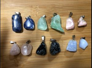 Pingentes pedras roladas