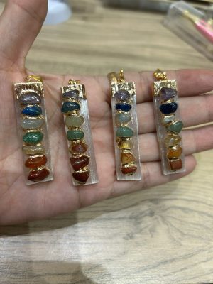 Pingente selenita branca 7 Chakras dourado