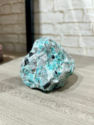 Amazonita com turmalina bruta