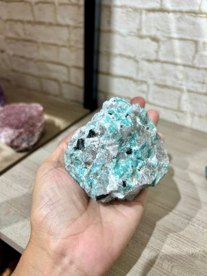 Amazonita com turmalina bruta