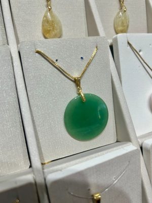 Colar semijoia chapa de quartzo verde dourado