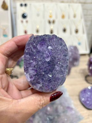 Drusa de ametista polida nas laterais